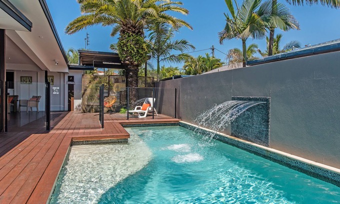 Marcoola House | 1 min walk to SLSC beach, LUXURY, Wifi, PETS, Aircon, pingpong ~ Marcoola House