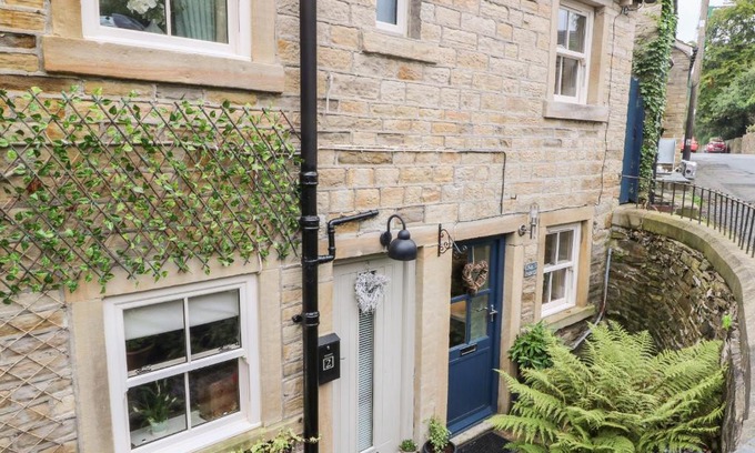 Holmfirth House | 1 Oakleys