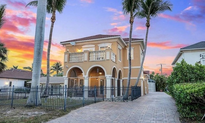 Naples Park House | 1 OF THE CLOSEST NAPLES PARK HOMES 2 THE BEACH/RENOVATED/5BR/POOL/BIKES/GAMEROOM