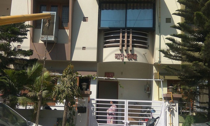 Indore House | 1 Private Room for single near Bangali Square - Home Food Available