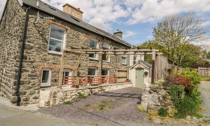 Cemmaes Cottage | 1 TAN Y GERDDI, pet friendly in Machynlleth