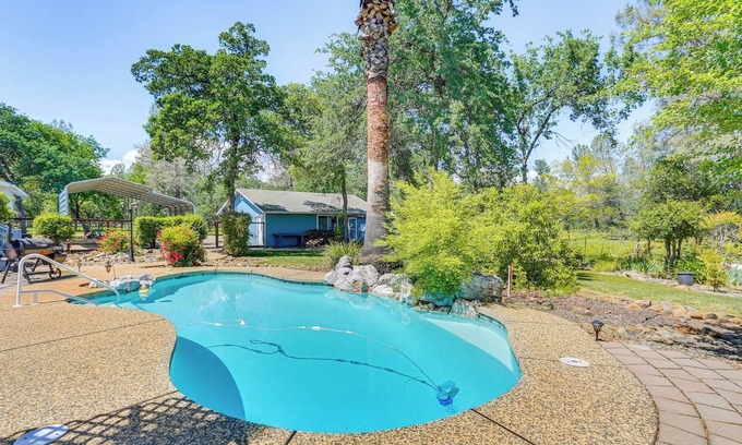 Happy Valley House | 10 Mi to Redding: Serene Escape w/Spacious Yard!
