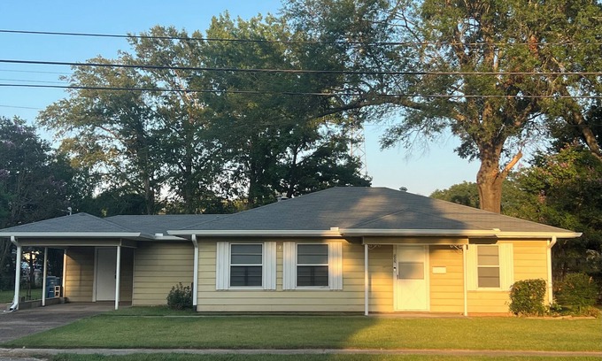 Vivian House | 10 Miles to Caddo Lake – 2BR/2BA Vivian Home Close to NCMC Hospital