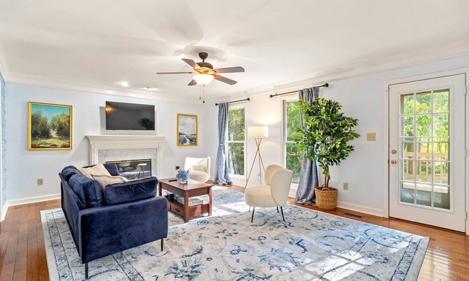 Athens House | 10 mins to UGA, Pool Table, Foosball, Mini Putt, Jetted Tub, Yard