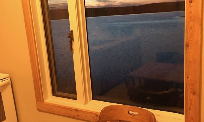 Cardston County House | 10 Minutes From Waterton Park Boundary Lakeside Gallery & Guest House