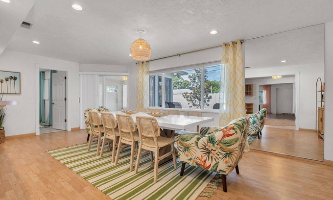 Greater Pinellas Point House | 10 minutes to beach & downtown, hot tub, quiet neighborhood!