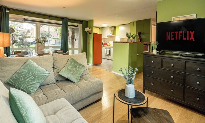 Chaucer Apartment | 10% OFF| Cosy Flat in London Bridge + Games, Netflix & Parking + Garden!