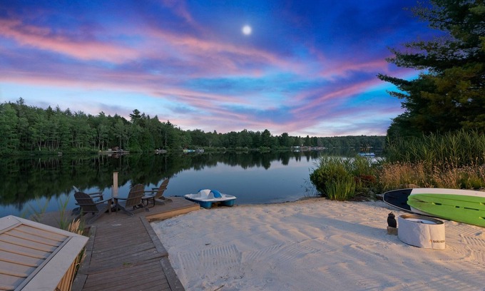 Pocono Pines Ski Chalet | 10% off - NEW! 🌲Beautiful Lakefront Chalet | Private Beach & Kayaks 🛶
