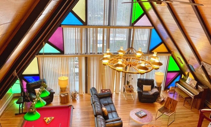 White Haven Ski Chalet | 100 ft to Lake & Beach💥Huge Yard💥Kayaks💥Hot Tub💥Fast Wi-Fi💥Piano💥Dogs Stay FREE
