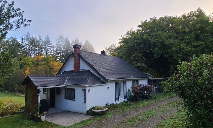 Regional District of Nanaimo Cottage | 100 year old Farm Cottage. Minutes from the beach!