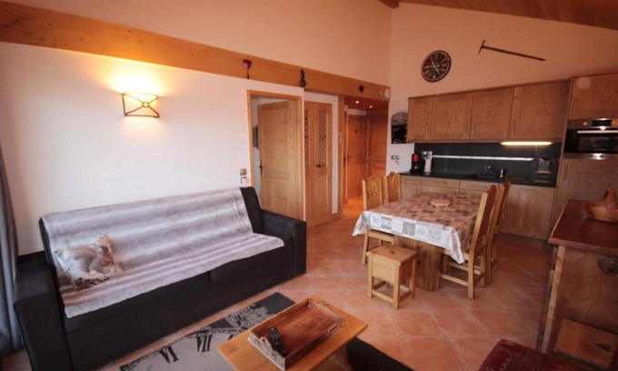 Bisanne 1500 Apartment | 100m from ski slopes, 3rd floor, view panoramic, swimming pool, balcony, parking, tv, ski locker