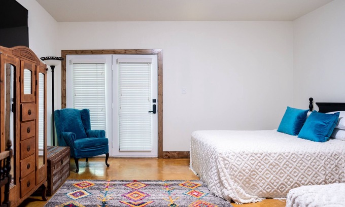 Brenham Apartment | #11: Queen Suite on 73 acres - Horse Oasis -12bd Inn - Creek -10min to Round Top