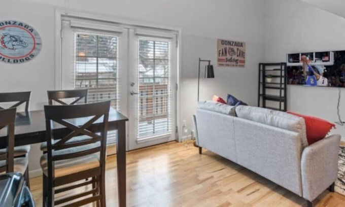 South Perry District Apartment | 1114 E 8th · GONZAGA theme townhome w/King bed 6 mins to campus