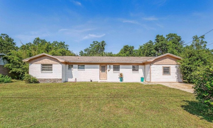 Gulf Breeze House | 1133 Redwood Lane