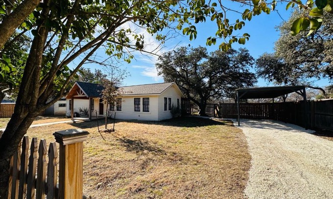 Bandera House | 11th Street River House