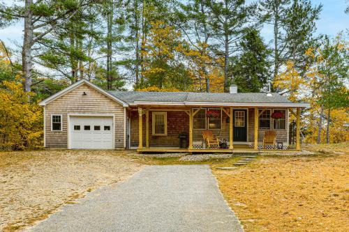 New London House | 12 Mi to Mt Sunapee Ski Resort Cozy Cottage!