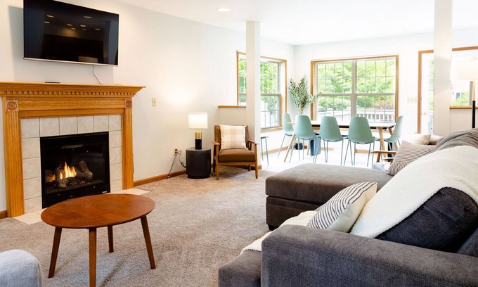 Gansevoort House | 12 Min to Saratoga! Pet Friendly, Spacious, Peaceful and Inviting