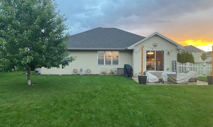 De Pere House | 12 MINUTES AWAY FROM LAMBEAU! Come stay for the 2025 NFL DRAFT!