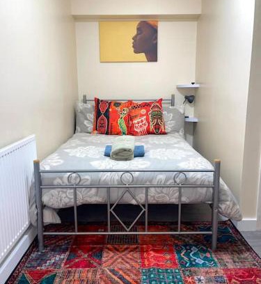 Havering Park Apartment | 12 Penn Gardens - Apart 4