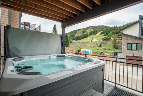 Old Town House | 120 Cedar Drive, Slopeside 4BR Townhome with Mountain Views & Hot Tub