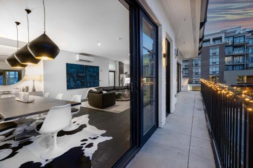West End House | 121 Hotel Floor 1 2 by AvantStay Sleeps 34 10 Units in Nashville