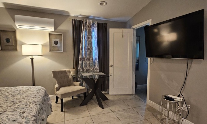 Rio Grande Park Apartment | 12min/Universal, 5/min to Downtown. Hotel Room Style in a Cozy House in Florida