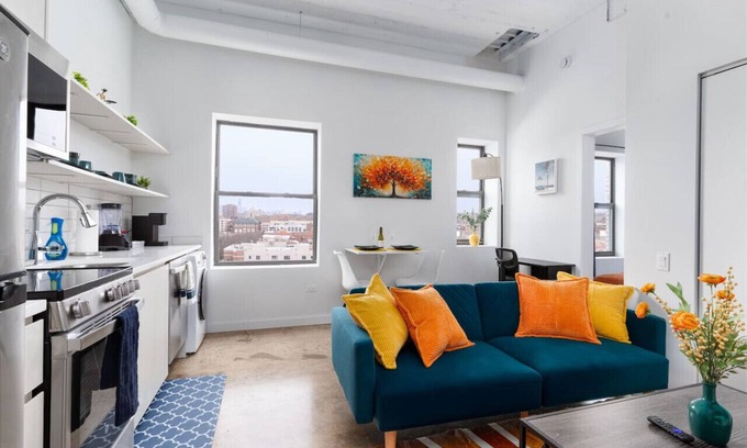 Uptown Apartment | 13 mins DT|4 mins Lake | Majestic Modern Style
