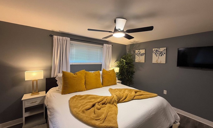 District Heights Bed & Breakfast | 14 miles to Nat’l Mall - District Heights Retreat