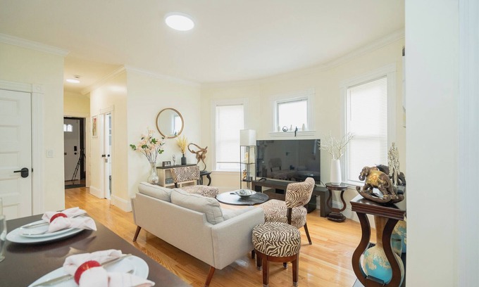 Dorchester Apartment | 14a-Cozy and well decorated apartment in awesome Boston
