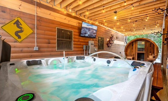 Bethel Ski Chalet | 15 Guest Chalet with Sauna and Hot Tub - Bunk Room - 4 minutes to Sunday River