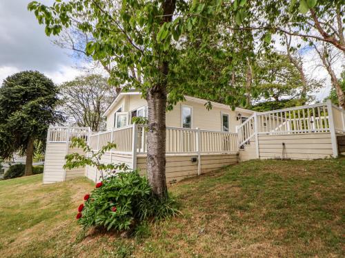 Ruthin House | 155 Woodland Hall Lyons