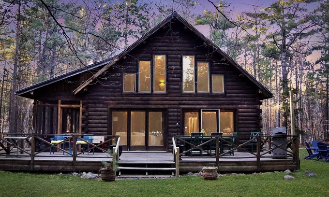 Wilmington Cabin | 15min to Lake Placid - Log Cabin w/Hot Tub