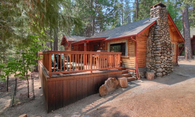North Wawona Ski Chalet | 16 Chipmunks Holiday