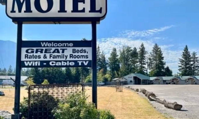 Columbia Falls Hotel | #16 FAMILY SUITE , 3 BEDS with WiFi, and AC in Columbia Falls, 20 mi to GNP