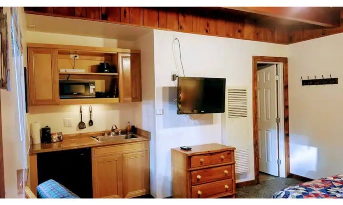 South Lake Tahoe Apartment | 16-The Cuddly Cub Studio #16