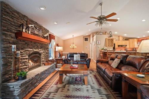River Forest Acres House | 164 Jillian - Private peaceful retreat