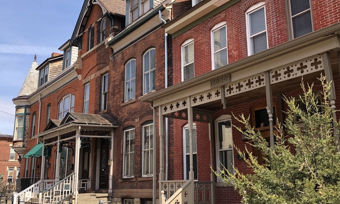 Downtown Dubuque House | 166 Bluff Street townhouse