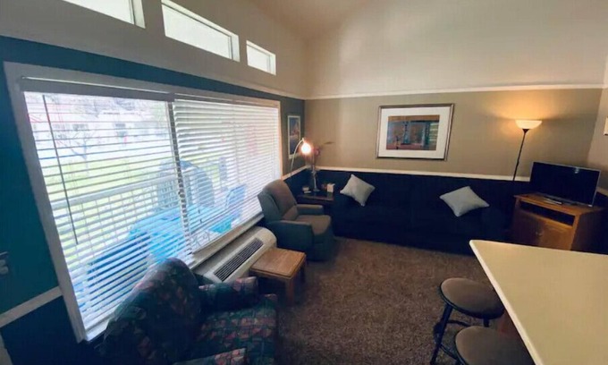 Quincy Condo | #168 Condo near large pool & shuttle to Gorge Amp-book separately