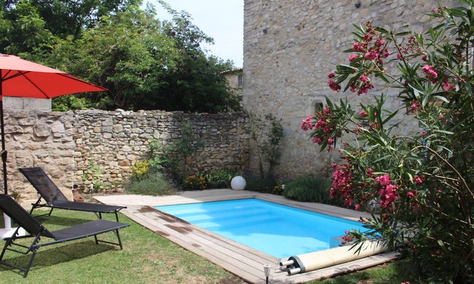 Saze House | 17th century house, at the foot of the castle and in the center of the village, near Avignon,