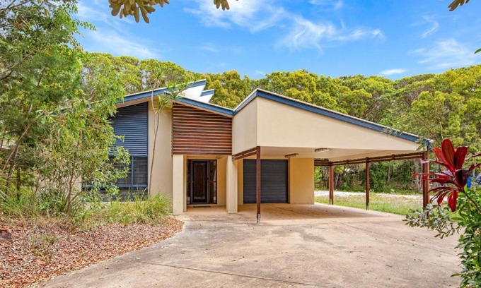 Rainbow Beach House | 18 Naiad Court Rainbow Shores