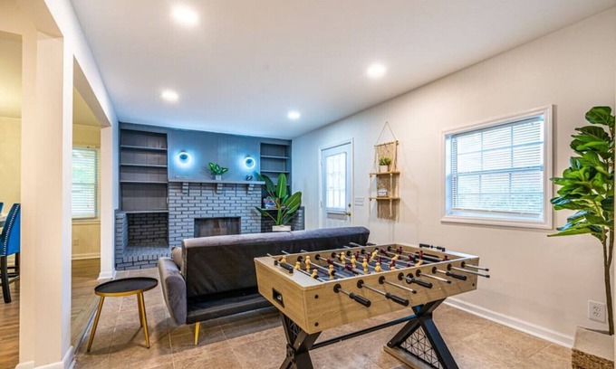 Huntsville House | 1915 Melbourne Ave NE · ⤘The Silhouette⬽ Airy, 4 Bedroom Home + Air Hockey