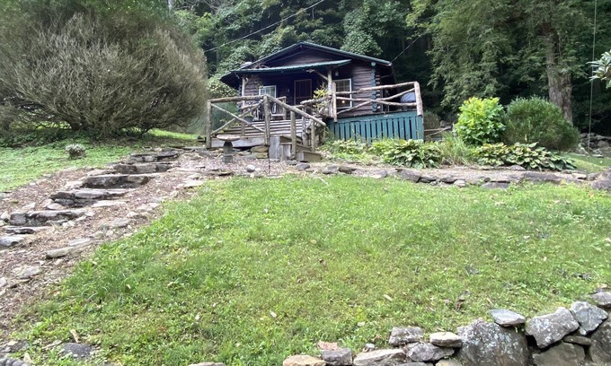 Cattail Creek Cabin | 1930’s Log Cabin on Rushing Creek!