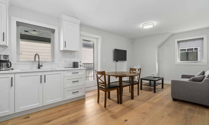 Ladner House | 1BD Cozy Coach Home B in Delta