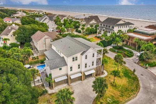 Beachwood East House | 1blck to Beach Pool Firepit Outdoor Kitchen Game Room Pelican by AvantStay