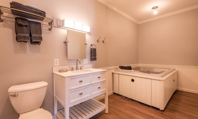 Nashville Hotel | 1BR, 1BA Luxury Hot tub Suite