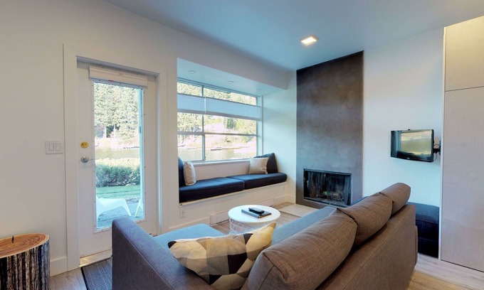 Blueberry Hill House | 1BR + Sofabed | Whistler on the Lake | Lakefront | Private Dock | Wood Fireplace