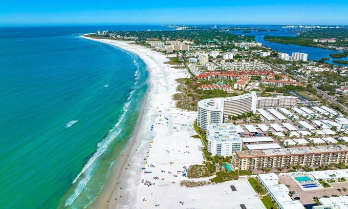 Sarasota Condo | 1st Floor in Gated community | Heated Pools | Spa | Dining | Gym | Golf Course | Perfect Winter Rent