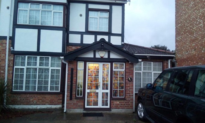 London Borough of Hounslow Apartment | 1st Gold Accommodation