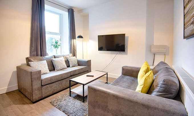 Port Talbot House | 2 Bathrooms, 5 Bedrooms, Available Parking