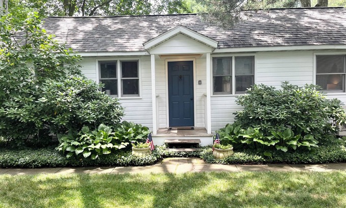 Union Pier House | 2 bed/1 bath, 1.5 blocks to beach/town, dog friendly